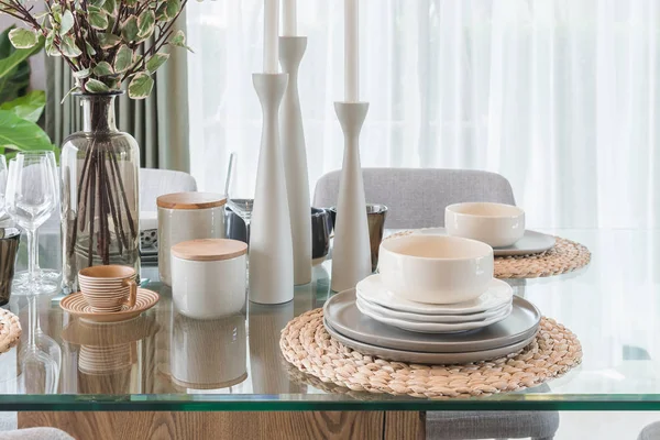 Mesa de comedor de cristal con mesa en el comedor moderno r —  Fotos de Stock