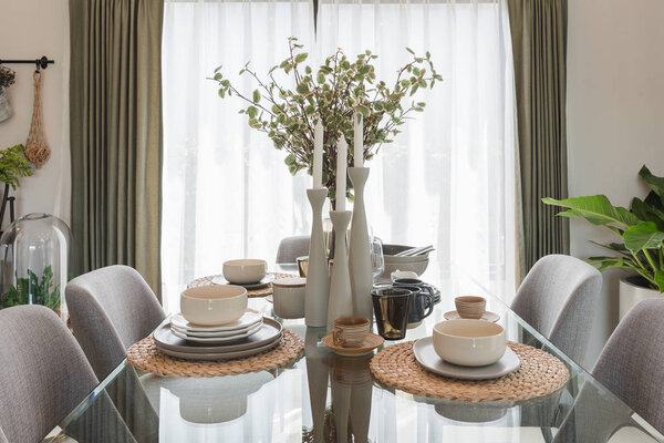 стеклянный обеденный стол со столом в современной столовой
