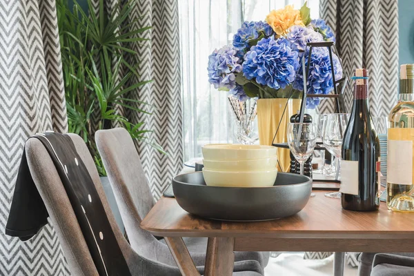 Lyxig matsal med vas av växter — Stockfoto