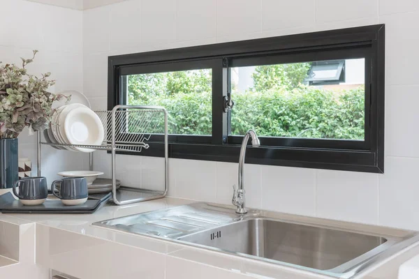 Diseño moderno de la sala de cocina con grifo y lavabo — Foto de Stock
