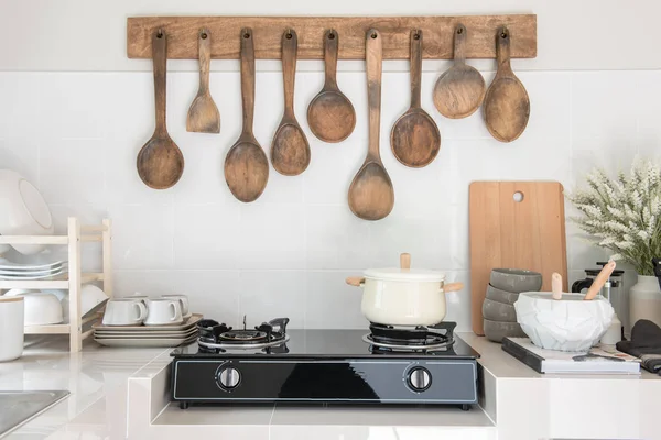 Moderni keittiö huone suunnittelu hana ja pesuallas — kuvapankkivalokuva