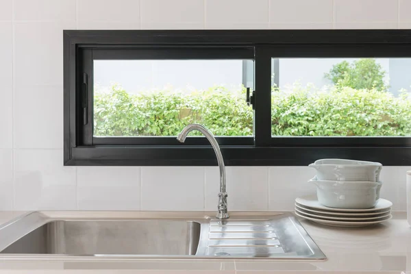 Diseño moderno de la sala de cocina con grifo y lavabo — Foto de Stock