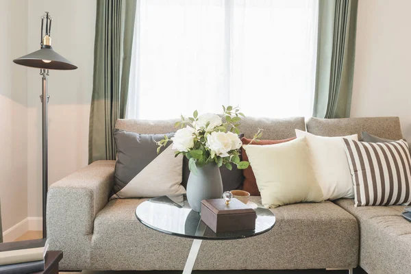 Mesa de vidro redonda com conjunto de sofá na sala de estar moderna — Fotografia de Stock