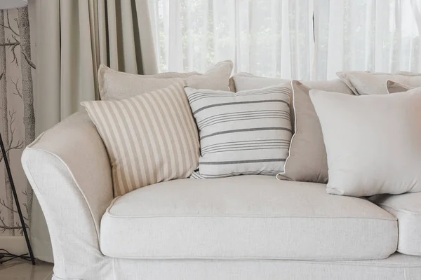 Набор подушек на классическом диване в современной гостиной — стоковое фото