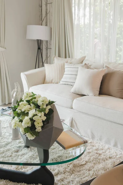 Conjunto de almohadas en el sofá clásico en la sala de estar moderna — Foto de Stock