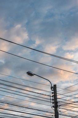 Elektrik yazı ve mavi gökyüzü ile sokak ışık 