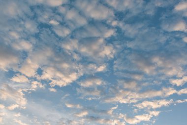 güzel mavi gökyüzü bulut ile 