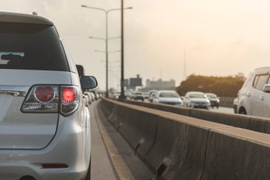 Sıra sıra arabalarla trafik sıkışıklığı