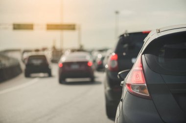 Sıra sıra arabalarla trafik sıkışıklığı 