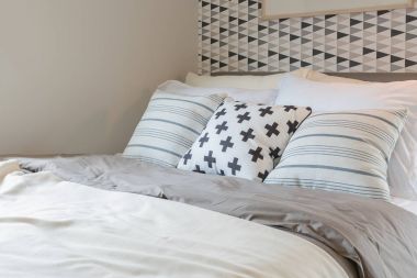 siyah ve beyaz yastıklar renk modern yatak odası yatakta ayarlamak 