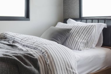 yastık battaniye var modern bedro modern ahşap yatak ile kümesi