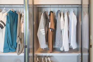 modern dolap Ray üzerinde asılı elbiseleri