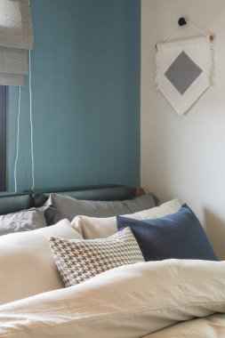 modern yatak odasında yatak yastık kümesi 