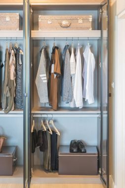 modern dolap Ray üzerinde asılı elbiseleri