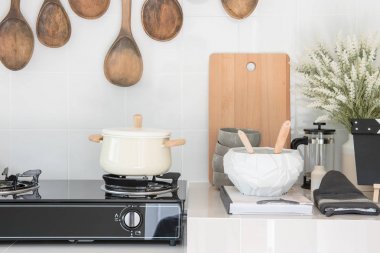 musluk ve lavabo ile modern mutfak oda tasarımı