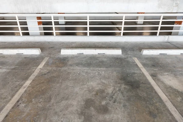 자동차와 주차장의 내부 — 스톡 사진