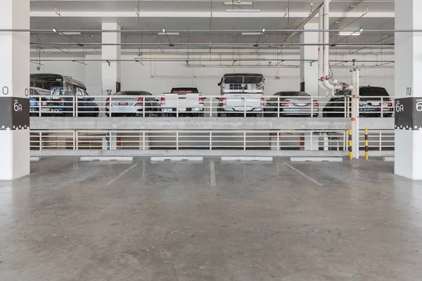 Interno del parcheggio garage con auto — Foto Stock