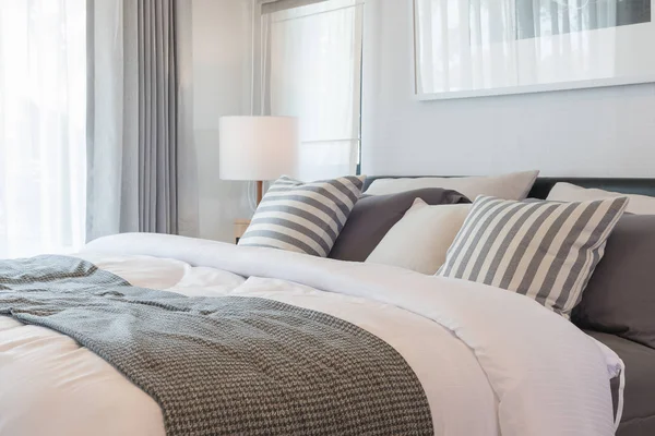 Набір подушок і ковдр на ліжку в сучасній спальні — стокове фото