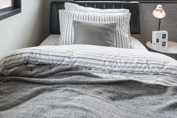 Conjunto de travesseiros com cobertor na cama de madeira moderna no moderno bedro — Fotografia de Stock