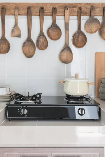 Modern konyha szoba design a mosogató és csaptelep — Stock Fotó