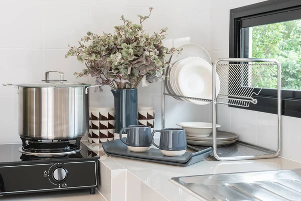 Moderní kuchyň pokoj design s kohoutek a jímky — Stock fotografie