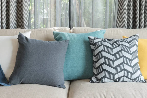 Almofadas coloridas no sofá moderno na sala de estar moderna azul — Fotografia de Stock
