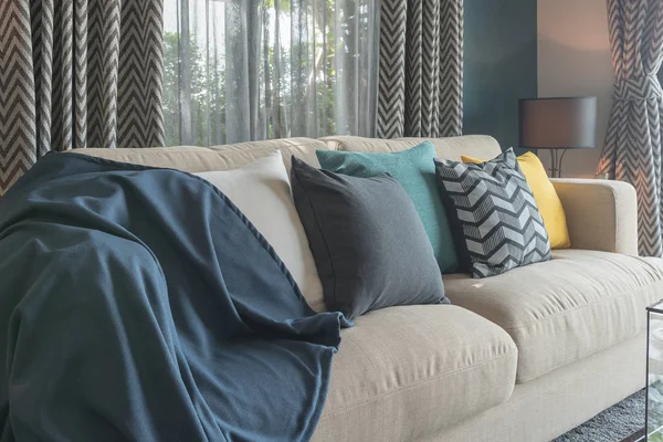 Mavi modern oturma odasında modern kanepe üzerinde renkli yastıklar — Stok fotoğraf