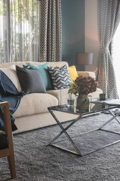 Almohadas de colores en el sofá moderno en la sala de estar moderna azul — Foto de Stock