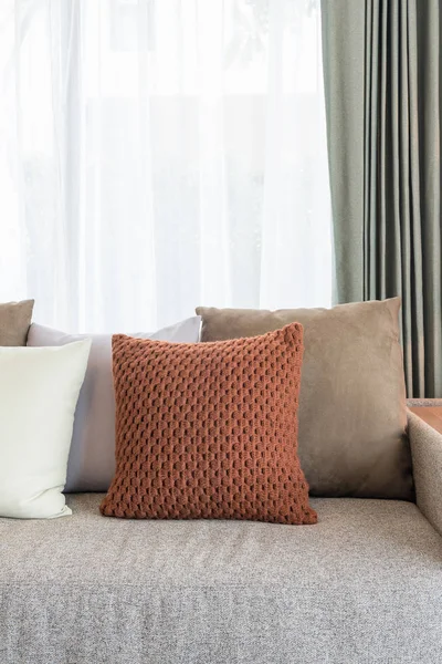 Conjunto de travesseiros no sofá clássico na sala de estar moderna — Fotografia de Stock