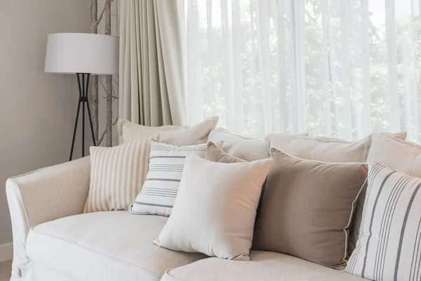 Conjunto de travesseiros no sofá clássico na sala de estar moderna — Fotografia de Stock