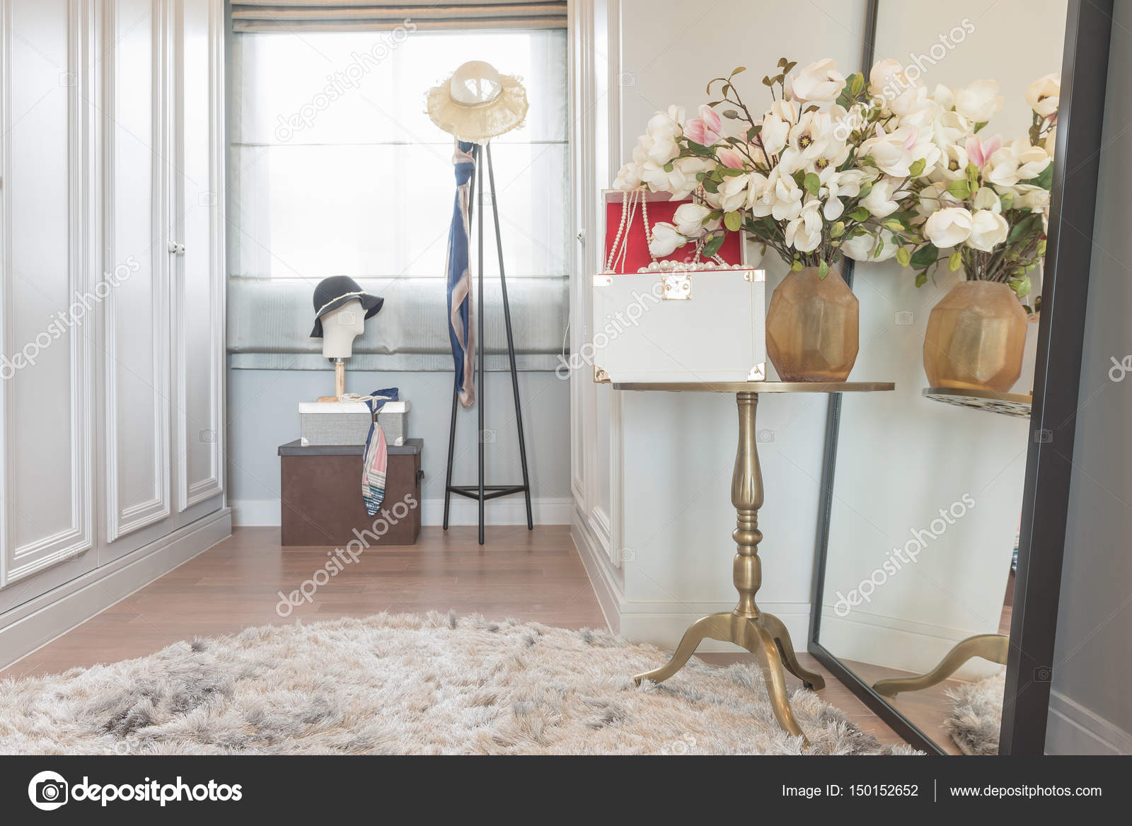 cabina armadio con accessori — Foto Stock © khongkitwiriyachan ... cabina armadio con accessori — Foto Stock © khongkitwiriyachan ...