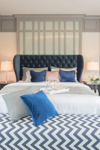 Camera da letto di lusso con letto classico stile — Foto Stock
