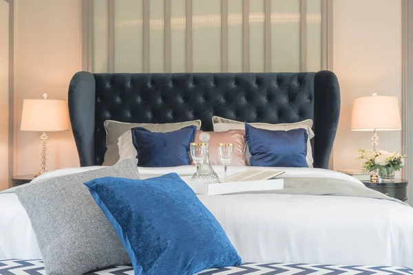 Dormitorio de lujo con estilo de cama clásico — Foto de Stock