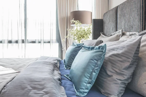 Moderne slaapkamer met zwarte kleur bed Toon en set van kussens — Stockfoto