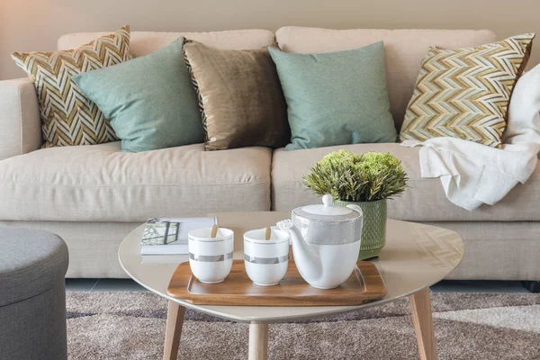 Sala de estar de lujo con sofá y mesa —  Fotos de Stock