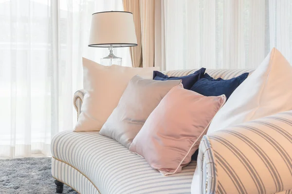 Luxe woonkamer met sofa en tabel — Stockfoto