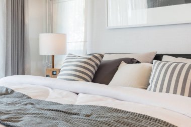 yastık ve battaniye yatakta modern yatak odası var 