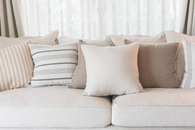 modern oturma odasında klasik kanepe yastık kümesi 