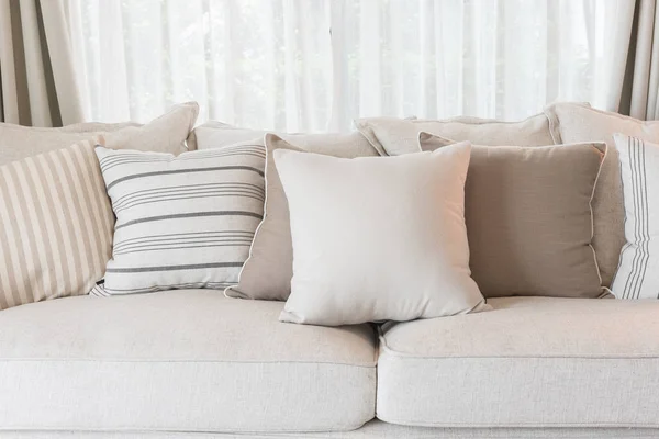 Conjunto de almohadas en el sofá clásico en la sala de estar moderna —  Fotos de Stock