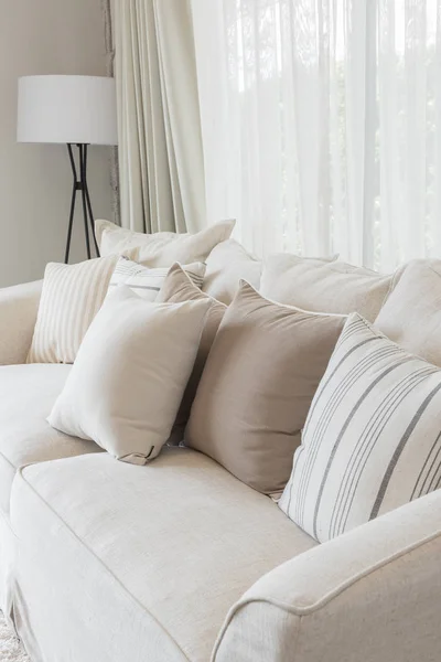 Набор подушек на классическом диване в современной гостиной — стоковое фото