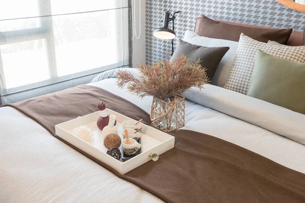 Dormitorio de lujo con cama marrón y conjunto de almohadas, lámpara negra en — Foto de Stock