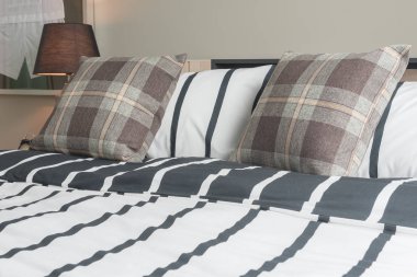 siyah ve beyaz battaniye ile modern yatak odası tasarımı