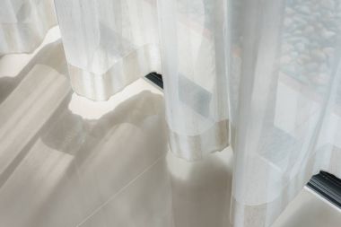 Güneş ışığı uyandığımız ile draperies perde bölümünün yakın çekim