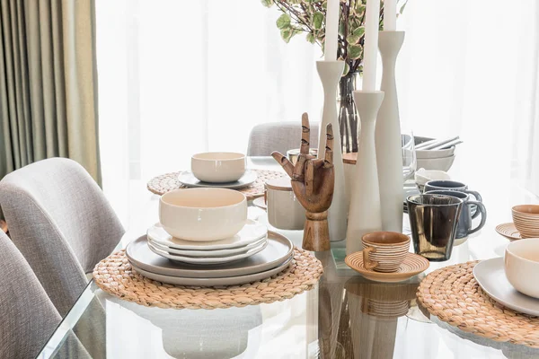 Tavolo da pranzo in vetro con tavolo allestito nella moderna sala da pranzo — Foto Stock