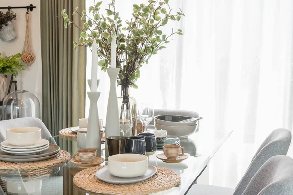 Mesa de comedor de cristal con mesa en el comedor moderno —  Fotos de Stock