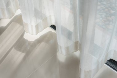 Güneş ışığı uyandığımız ile draperies perde bölümünün yakın çekim