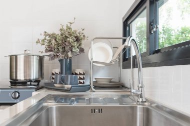 musluk ve lavabo ile modern mutfak oda tasarımı