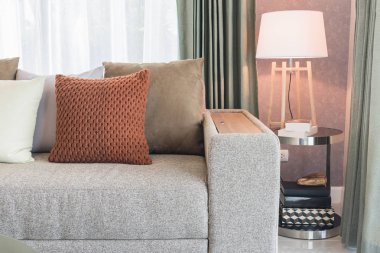 modern oturma odasında klasik kanepe yastık kümesi 