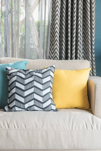 Красочные подушки на современном диване в синей современной гостиной — стоковое фото