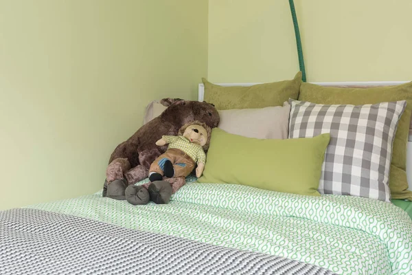 Kid's slaapkamer met groene kleurtoon en poppen — Stockfoto